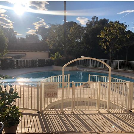 Superbe Appartement Avec Piscine Au Bord De La Mer Saint-Raphaël Extérieur photo