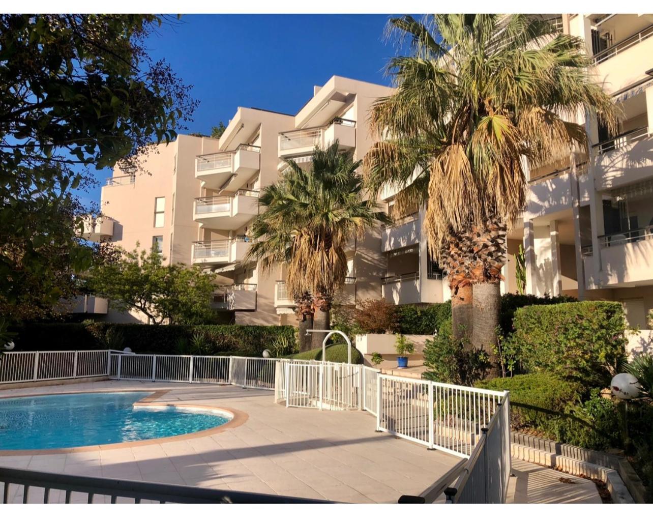 Superbe Appartement Avec Piscine Au Bord De La Mer Saint-Raphaël Extérieur photo
